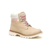 Bota Caterpillar Colorado 2.0 color beige con cordones rosas, cuello acolchado blanco y logo Caterpillar en rosa. Fabricada con capellada de cuero nobuck, forro interno de nylon en malla y suela de goma duradera.