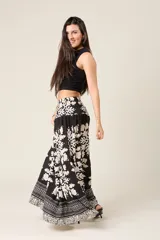 Falda larga color crema con estampado floral en verde oliva, cintura elastizada tipo smock y cordón ajustable con borlas.