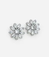 Par de aros plateados con forma de flor, con centro y pétalos de zirconia transparente.