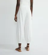 Pantalón aladín blanco de algodón con cintura ancha y puños elásticos.