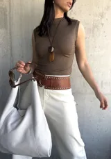 Musculosa verde de algodón con cuello redondo y sisas amplias.