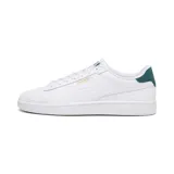 Championes de cuero blancos, de estilo tenístico, con detalles en verde en el talón y logo dorado.