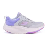 Championes deportivos Skechers Go Walk Max Walker Vera, color gris con detalles en lila y rosa. Capellada de malla técnica con estampado háptico, plantilla Air-Cooled Goga Mat, amortiguación Ultra Go y suela de goma Goodyear antideslizante.