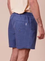 Short de baño azul marino con cintura elástica y cordón ajustable.