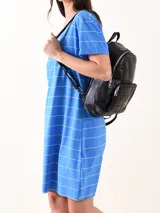 Vestido corto azul con rayas horizontales blancas, corte recto y mangas cortas con dobladillo.