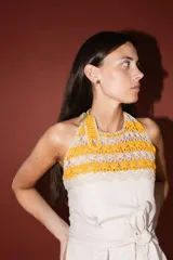 Top de lino con detalles de crochet en color amarillo y diseño halter.