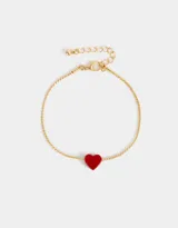 Pulsera dorada de cadena fina con dije de corazón rojo.