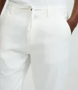 Pantalón masculino de corte relaxed, color blanco, confeccionado en tejido Oxford de algodón. Presenta cintura con trabillas y cordón para lazo, bolsillos delanteros y traseros.