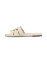 Sandalia chatita color beige con tiras anchas cruzadas en el empeine.