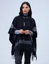 Capa de tejido suave con cuello alto y hebilla, de corte rectangular y terminaciones con flecos, marca Do Everything in Love.