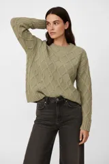 Sweater de chenille color verde oliva, con cuello redondo, punto trenzado y diseño holgado.