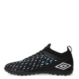 Championes de fútbol Umbro Limit TF, color negro con detalles celestes y logo Umbro en blanco.
