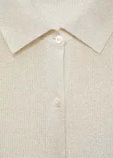 Cárdigan azul con brillos, de tejido de punto fino, cuello camisero y cierre frontal con botones.