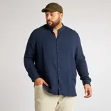 Camisa azul marino de manga larga con cuello mao y cierre frontal con botones.