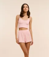 Short de pijama rosado con estampado de corazones, cintura elástica, botones decorativos y volados en el ruedo.