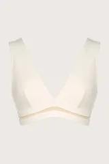 Top blanco con escote en V y detalle de malla en el contorno del busto.