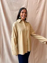 Camisa beige de lino y algodón con tablas en escote y mangas.