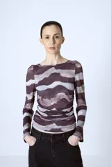 Top de tul con estampado abstracto en tonos marrones y grises, de mangas largas y cuello redondo.