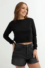 Sweatshirt azul marino de corte cropped y manga larga.