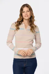 Remera polo blanca de manga larga con rayas horizontales en tonos pastel.