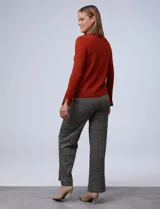 Polera de punto fino marca Nienty, color blanco, con cuello alto volcado y mangas largas con detalle de tajo en los puños.