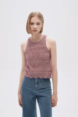 Musculosa de tejido crochet color beige con cuello redondo y sisas con terminación acanalada.