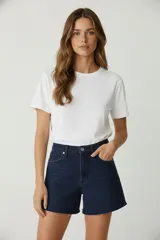 Short de jean azul oscuro, de tiro alto y corte holgado, con terminación desflecada.