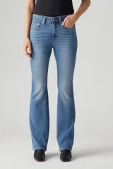 Pantalón de jean celeste de tiro alto, corte ajustado en la cadera y muslos, y acampanado desde la rodilla.