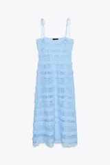 Vestido midi celeste de encaje con tirantes finos y volantes.