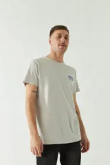 Remera gris claro de algodón con cuello redondo y estampado pequeño en el pecho.