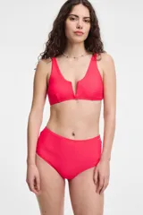 Top de bikini color rojo con escote en V y breteles anchos.