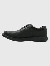 Zapato de cuero negro con cordones, suela de goma EVA y puntera redonda.