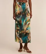 Pollera midi de viscosa con cintura elástica, lazo ajustable y estampado abstracto con efecto de manchas.