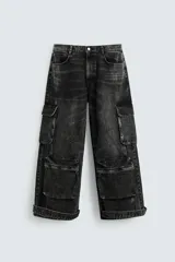 Pantalón de jean celeste con efecto lavado, corte relaxed fit y múltiples bolsillos cargo.