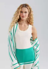 Musculosa de tela acanalada color beige, con cuello en U y diseño básico de calce ajustado.