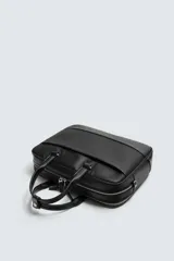 Maletín negro con acabado texturizado, compartimento principal con cierre de cremallera, bolsillo interior con cremallera, bolsillo frontal con cremallera, bolsillo trasero para dispositivos electrónicos de hasta 13 pulgadas y bolsillo trasero con cremallera. Tiene dos asas de mano y un asa de hombro ajustable y extraíble.