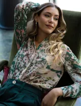 Pantalón palazzo de tiro alto color violeta, de satén. Tiene pretina delantera con pasadores, botón y cierre, pretina trasera elastizada y bolsillos verticales delanteros.