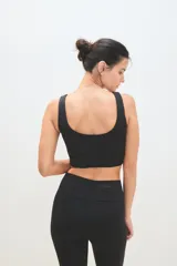 Top deportivo negro con breteles anchos y espalda deportiva.