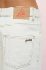 Pantalón jean de denim 100% algodón color blanco, de calce recto y corte levemente cropped.