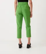 Pantalón carrot verde manzana de poliéster, tiro alto, con bolsillos laterales y cierre frontal con doble botón.