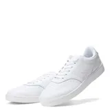 Championes urbanos New Balance de cuero blanco con logo "N" en relieve.