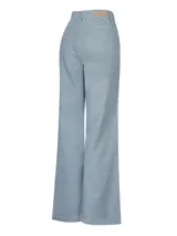 Pantalón de jean celeste de corte recto, con bolsillos delanteros tipo parche y tiro alto.