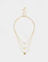 Collar dorado multicadena con tres cadenas de diferentes largos, cada una con un dije de corazón.