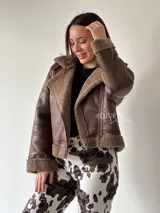 Campera estilo aviador color marrón con interior de piel sintética color beige.