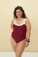 Malla enteriza color bordó con escote cuadrado y breteles anchos blancos.