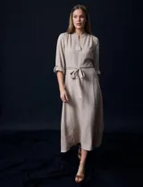 Vestido maxi color beige, marca Emma & Michele, con cuello a la base y escote en V. Manga larga de largo regulable con presilla y botón.