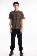 Remera unisex color marrón con cuello redondo y estampado frontal con el texto "Seventy Water" y dibujos de un pez, una estrella, una cruz y un caballo.