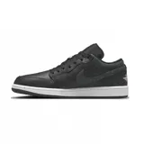 Championes Air Jordan 1 Low SE color negro con detalles en gris y suela blanca. Presentan el logo de Nike en el lateral y el logo de Air Jordan en el talón.
