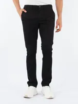 Pantalón de vestir negro, corte slim, con cierre de botón y cremallera.