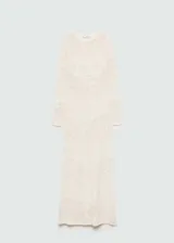 Vestido largo de tejido de punto fino color crudo, con cuello redondo, diseño entallado y mangas largas. Incluye cinturón de cadena dorada.